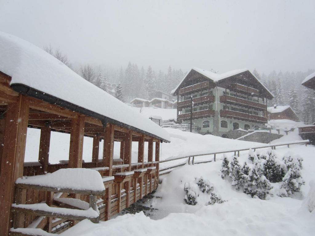 Rta Torre Del Brenta Aparthotel Madonna di Campiglio Bagian luar foto